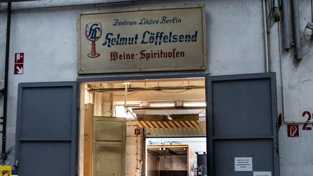 Sicht in die Hallen der Wein Compagny Berlin mit Blick auf historisches Löffelsend-Firmenschild