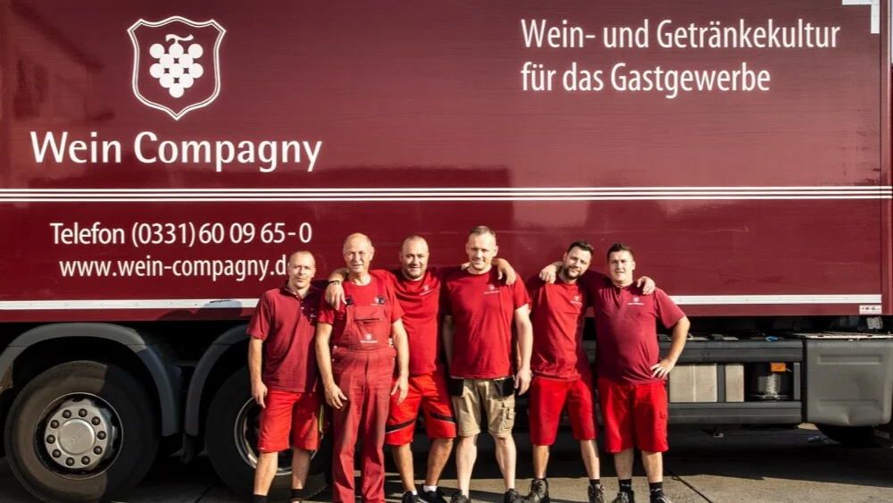 Team der Wein Compagny Berlin vor LKW